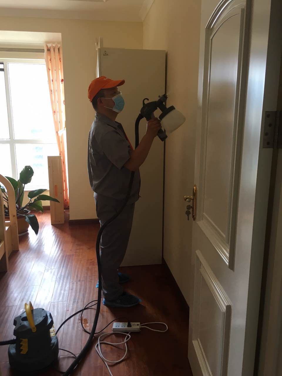 墻面重點噴涂施工中 墻面重點噴涂施工中