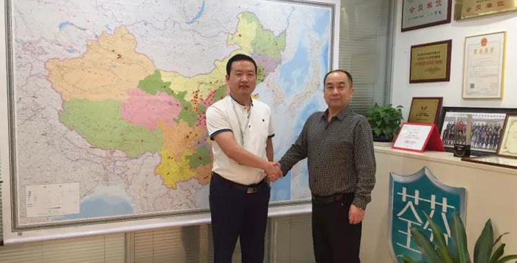 招商總監和寶雞眉縣馮總合影 招商總監和寶雞眉縣馮總合影