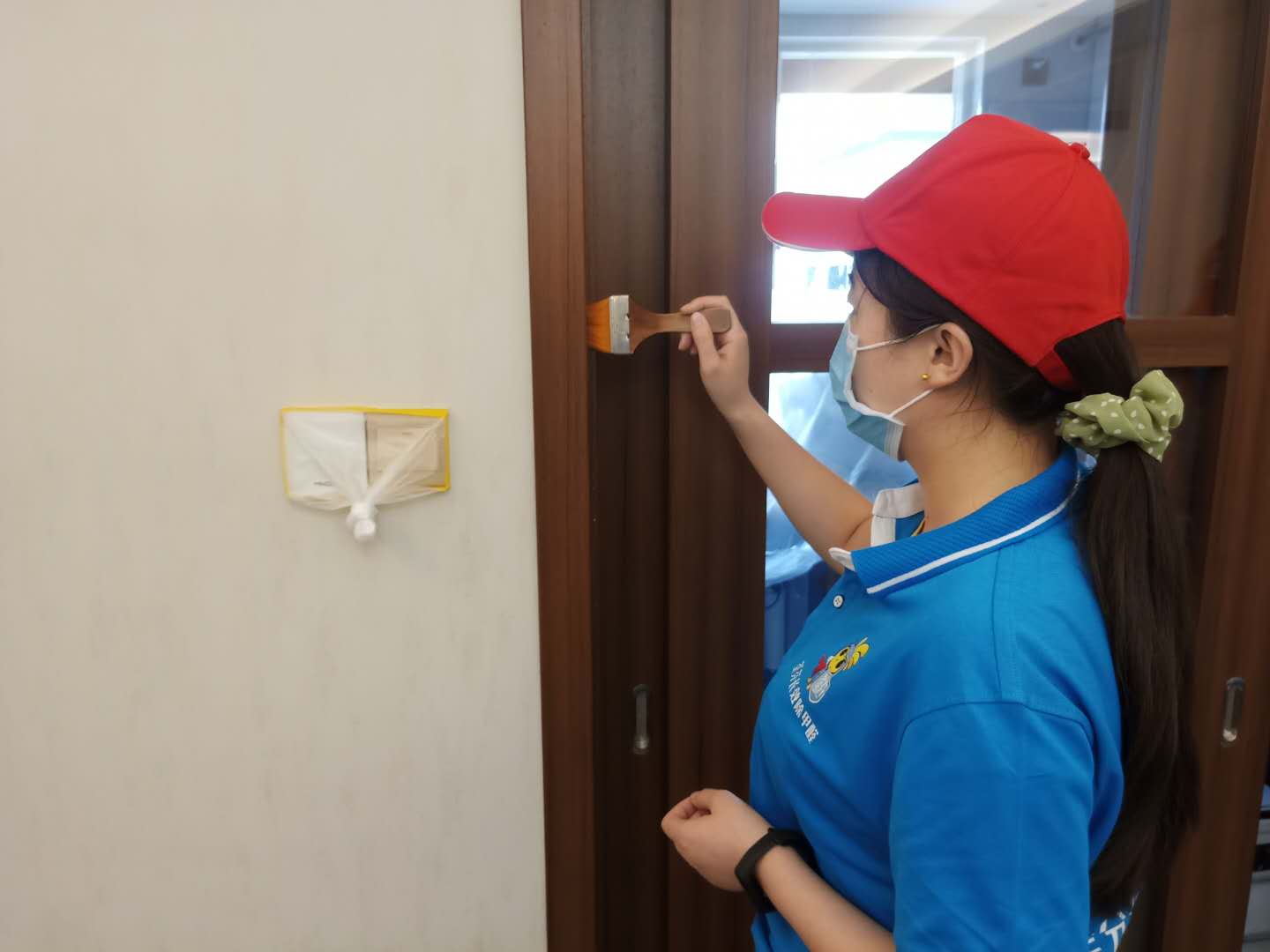 臥室木門接縫處刷子精細化施工治理 臥室木門接縫處刷子精細化施工治理