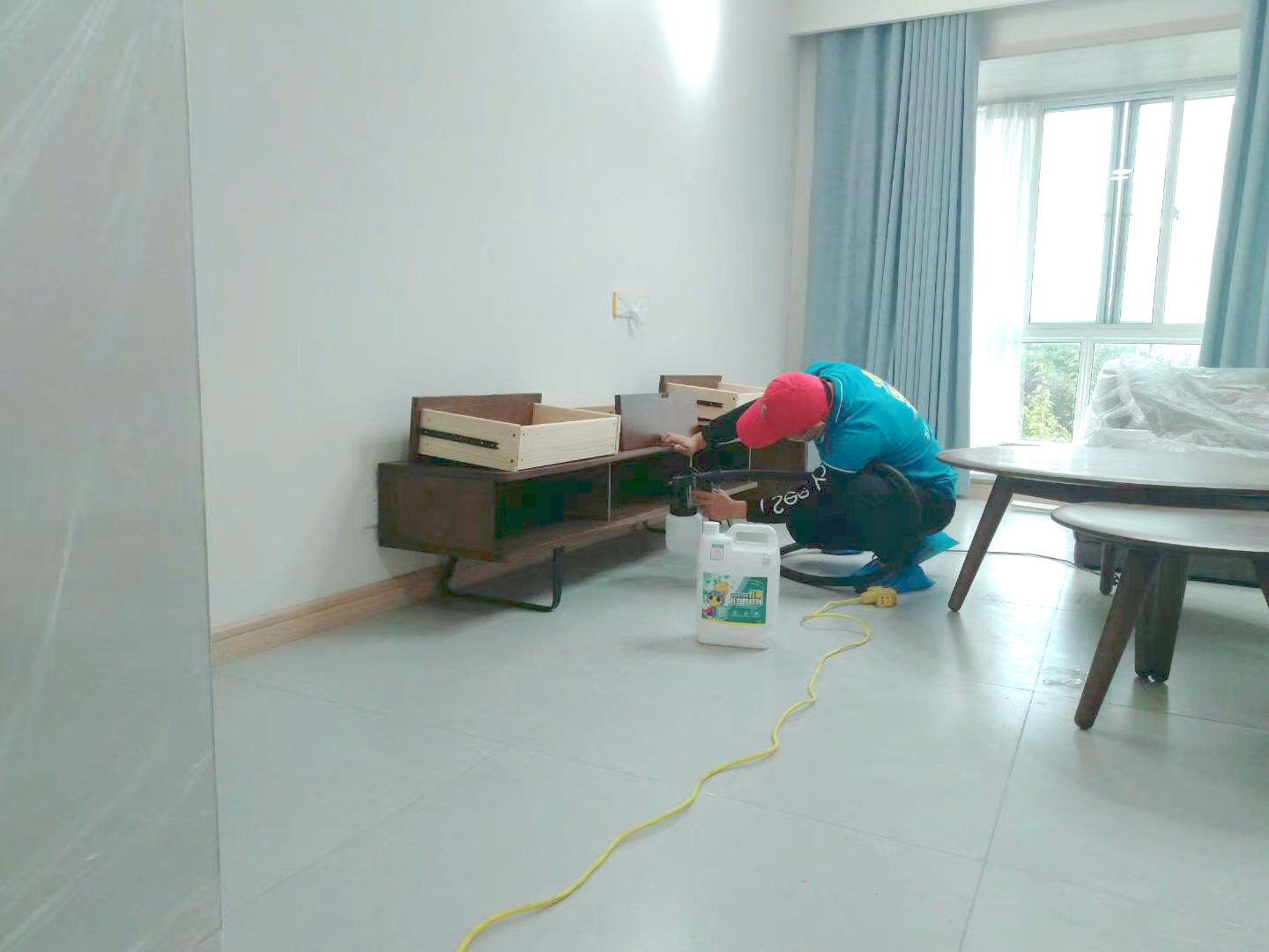 客廳電視柜全方位噴涂治理甲醛 客廳電視柜全方位噴涂治理甲醛