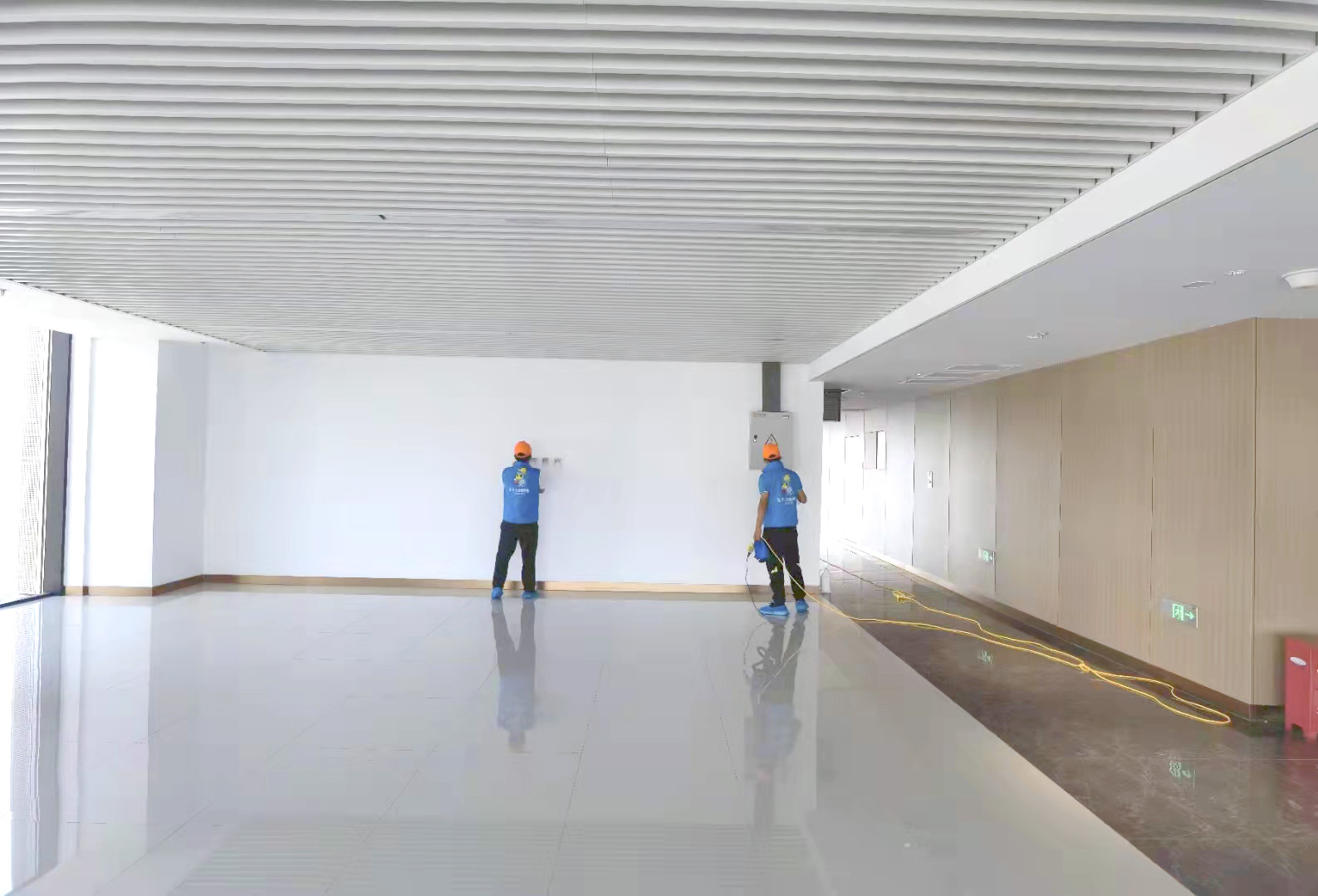 太原地鐵中心墻面噴涂施工 太原地鐵中心墻面噴涂施工