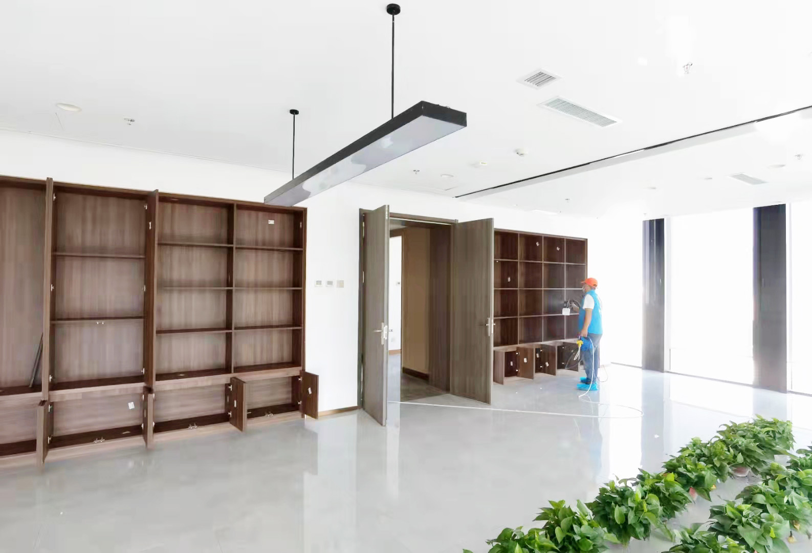 太原地鐵中心會議室柜子噴涂施工 太原地鐵中心會議室柜子噴涂施工