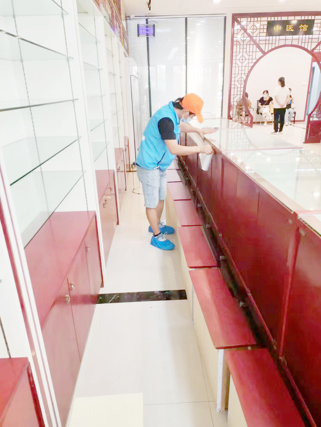 藥店柜臺薄膜覆蓋養(yǎng)護(hù)