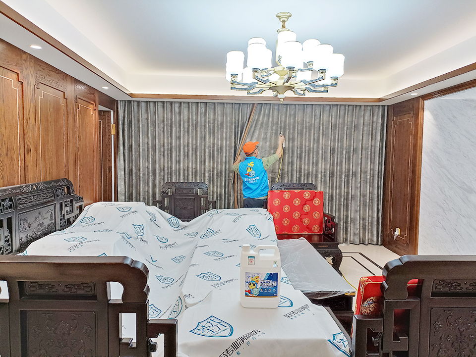 客廳陽臺(tái)窗簾噴槍施工治理