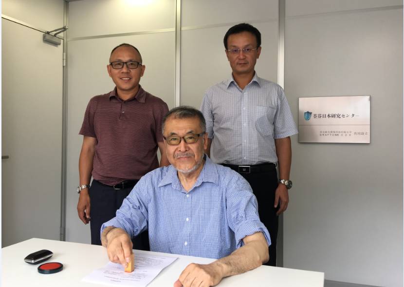 GRAFTON進藤社長與荃芬品牌創始人杜煒東先生(后排右一)、何榮先生(后排左一) GRAFTON進藤社長與荃芬品牌創始人杜煒東先生(后排右一)、何榮先生(后排左一)